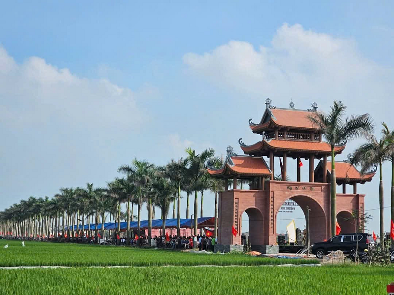 Chung sức làm đẹp tuyến đường làng Phương Quả Nam