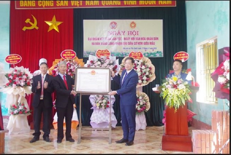 Khu dân cư Phù Oanh (xã Minh Tiến, huyện Phù Cừ) tổ chức ngày hội đại đoàn kết toàn dân tộc năm 2023 và đón nhận bằng công nhận khu dân cư NTM kiểu mẫu