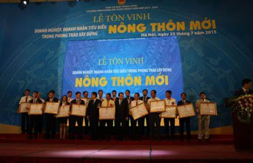 Tôn vinh doanh nhân, doanh nghiệp xây dựng nông thôn mới